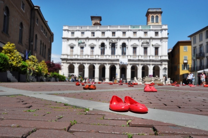 Zapatos Rojos, Piazza Vecchia, Ciudad Juárez, May 2013