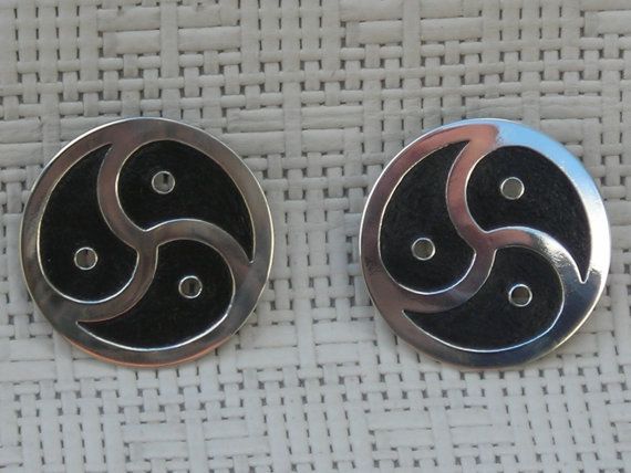 Brooches and rings can stand as alternatives to collars