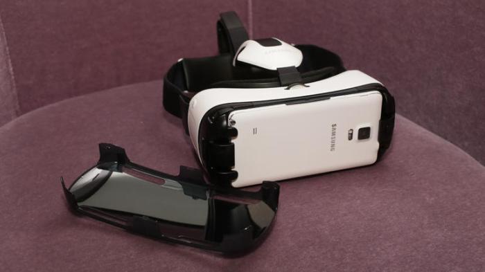 Offering a wireless, portable VR experience, the Gear VR headset requires the Samsung Galaxy note 4 phablet