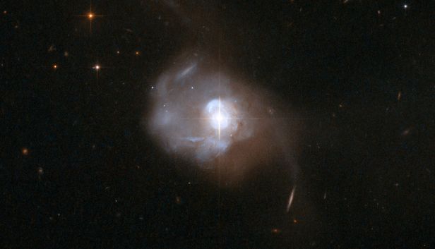 Mrk-231, in the constellation of Ursa Major, as seen by the Hubble Space Telescope. The bright "star" at its centre is the quasar - image: NASA / ESA, the Hubble Heritage (STScI/AURA)-ESA/Hubble Collaboration, and A. Evans (University of Virginia, Charlottesville/NRAO/Stony Brook University