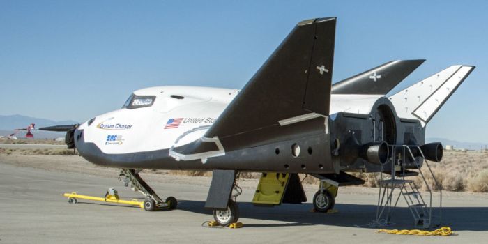Dream Chaser was unique among the commercial crew transportation proposals as it was based on a "lifting body" design , allowing to re-enter the Earth's atmosphere and glide to a landing on a conventional runway - aspects which still make it a very flexible vehicle 
