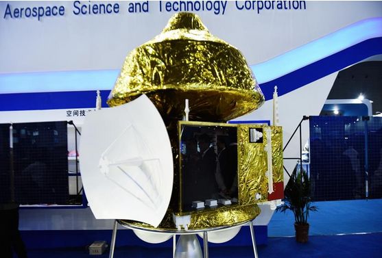 A 1/3 scale model of the Chinese orbiter with the lander / rover aeroshell at the top, exhibited in Shanghai in 2015