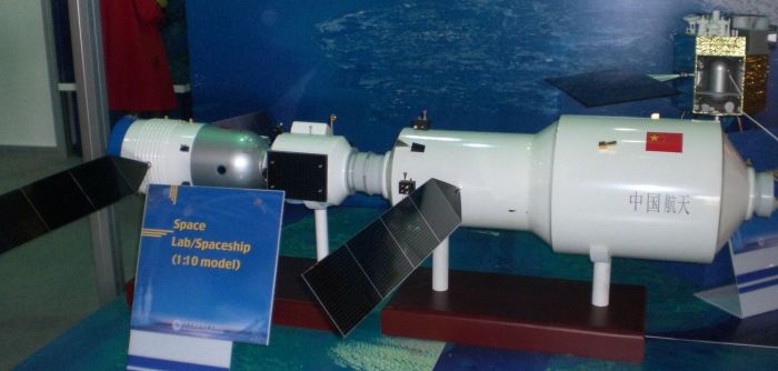 A model of Tiangong-2, which will be 14.4 metres (47 ft) in length, 4.2 metres (14 ft) in diameter and mass 20 tonnes, seen docked with a crewed Shenzhou ("Divine Craft") orbital vehicle on the left (Credit: unknown originating source)