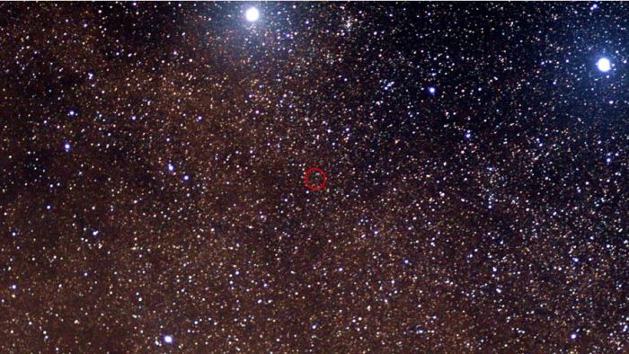 The Alpha Centauri system seen through a modest telescope. At the top, slightly left of centre is the Sun-like Alpha Centauri A, to the upper right is the K1 V Alpha Centauri B. The red circle denotes tiny Proxima Centauri