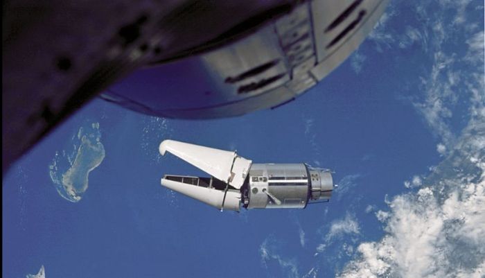 The "angry alligator" of the Agena target vehicle with launch shroud elements still attached, as seen from Gemini 9A on June 3rd, 1996. The nose of the Gemini vehicle can be seen at the top of the image, and the craft were some 20.3 metres (66ft) apart